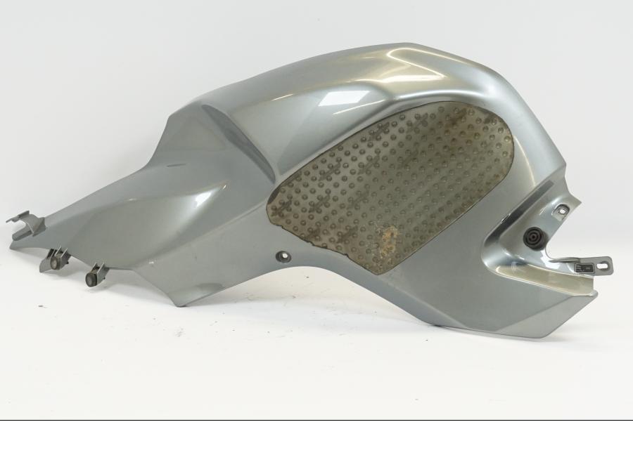 Framsidan på Bensintankskåpa från en BMW K 1200 S -2006 motorcykel.