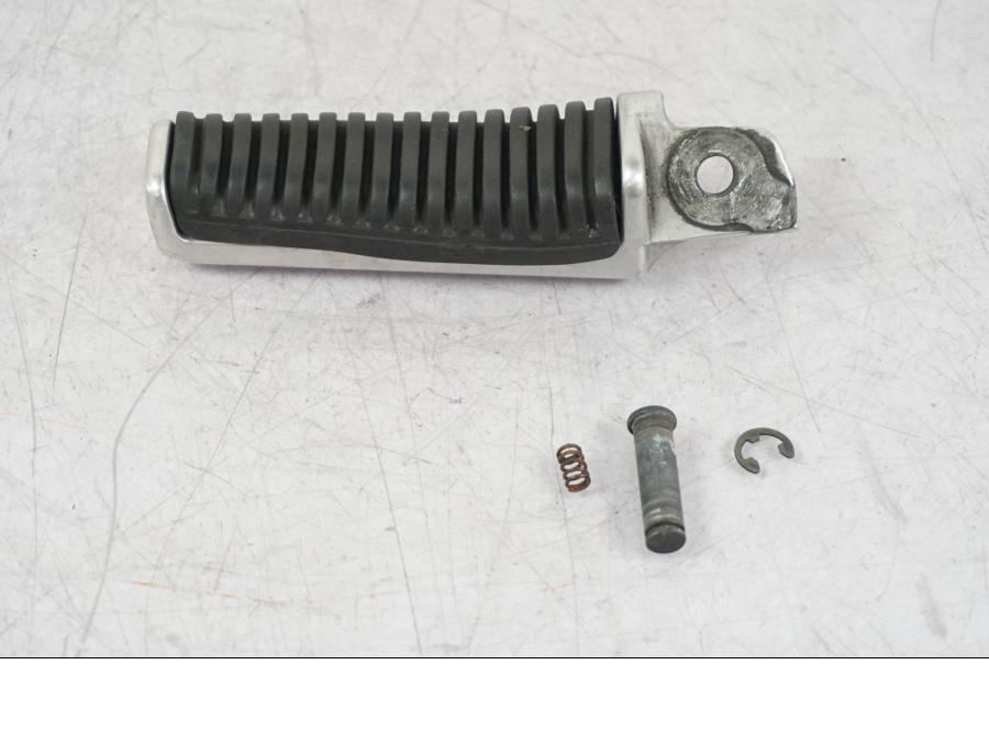 Framsidan på Fotpinne från en Suzuki VZ 800 -2000 motorcykel.