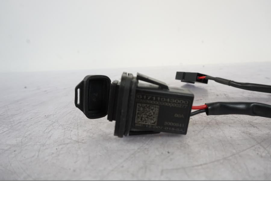 Vänster sida på USB-uttag från en KTM 1290 Super Duke R -2023 motorcykel.