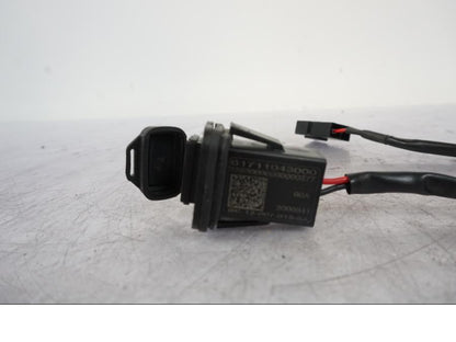 Vänster sida på USB-uttag från en KTM 1290 Super Duke R -2023 motorcykel.