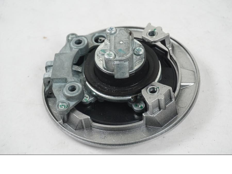 Extrabild6 på <p>Låssats från Kawasaki Z 900 ABS 2017.</p>

<p>Tändningslås, 1st nyckel, tanklock, sadellås, ignition immobilisor och CDI/ECU.</p> motorcykel.