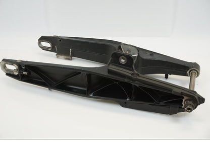 Snett nerifrån på Sving från en KTM 690 Duke -2012 motorcykel.