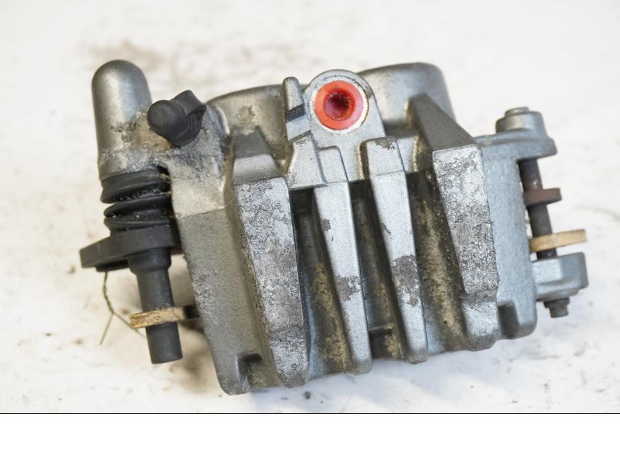 Baksidan på Bromsok från en Kawasaki ZR-7 -2002 motorcykel.