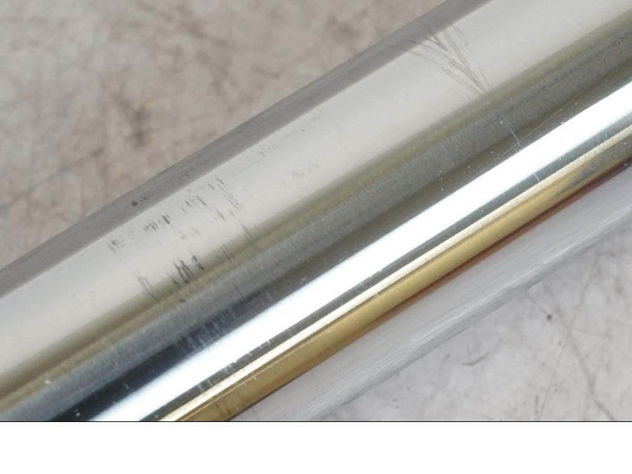 Snett nerifrån på Gaffelben från en Kawasaki ZX-6R -1995 motorcykel.