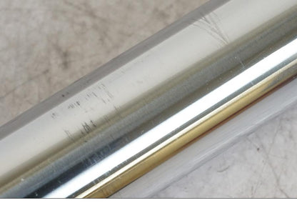 Snett nerifrån på Gaffelben från en Kawasaki ZX-6R -1995 motorcykel.