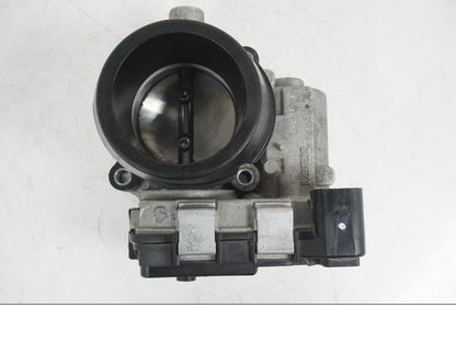 Snett uppifrån på Spjällhus från en Ducati Hyperstrada -2013 motorcykel.