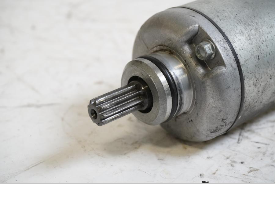 Baksidan på Startmotor från en Yamaha YZF R6 -1999 motorcykel.