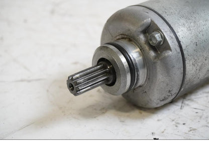 Baksidan på Startmotor från en Yamaha YZF R6 -1999 motorcykel.