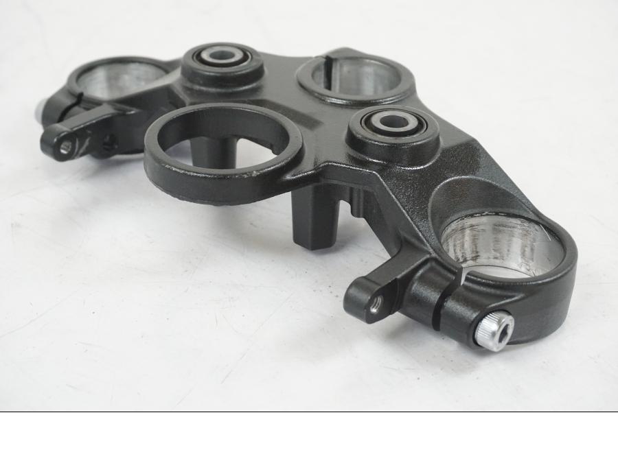 Snett uppifrån på Gaffelkrona från en Yamaha MT-07 -2019 motorcykel.