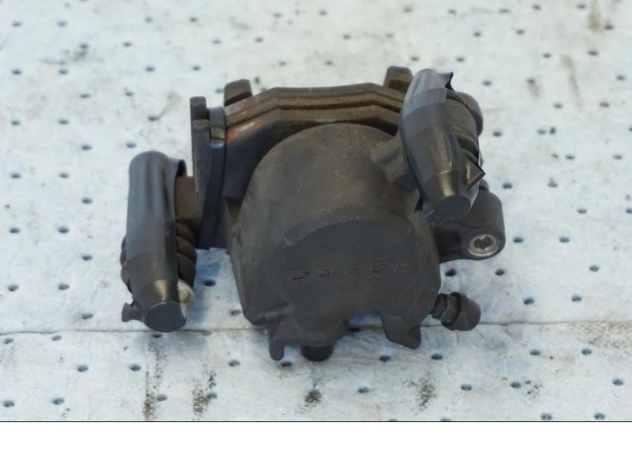 Vänster sida på Bromsok från en Suzuki GSX 1300 BK -2008 motorcykel.