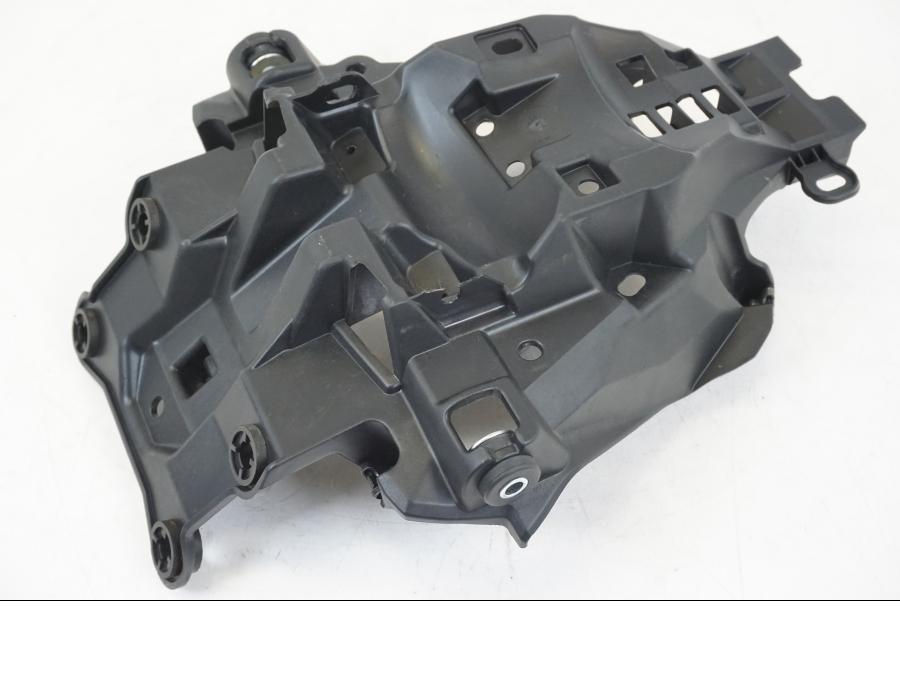 Framsidan på Strålkastarfäste från en Yamaha MT-09 -2021 motorcykel.