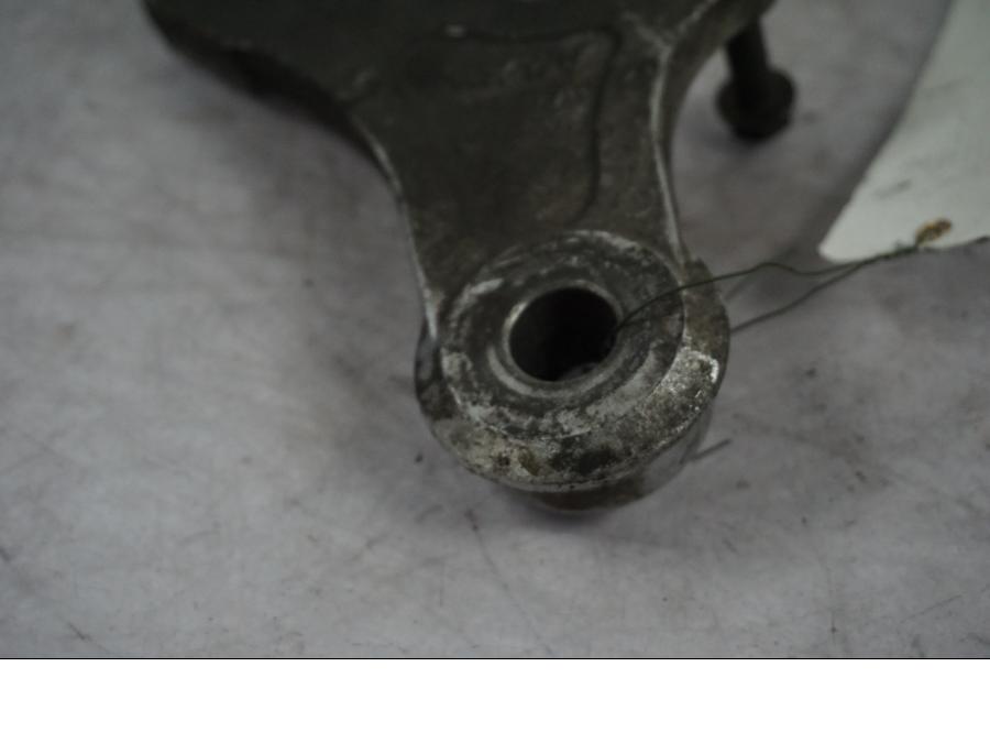 Höger sida på Bromsoksfäste från en Honda XL 650 V -2004 motorcykel.