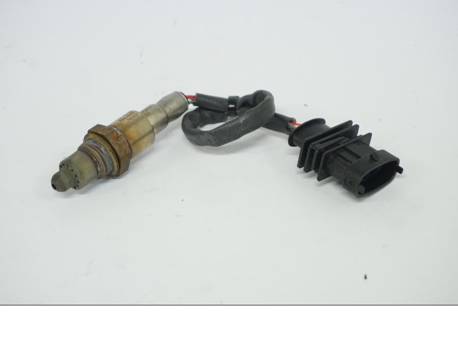 Baksidan på Lambdasond från en Ducati Desert X -2022 motorcykel.