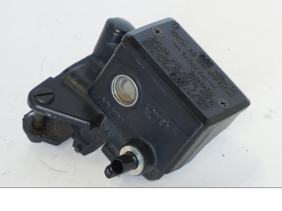 Baksidan på Bromshuvudcylinder från en Kawasaki ZR-7 -2001 motorcykel.
