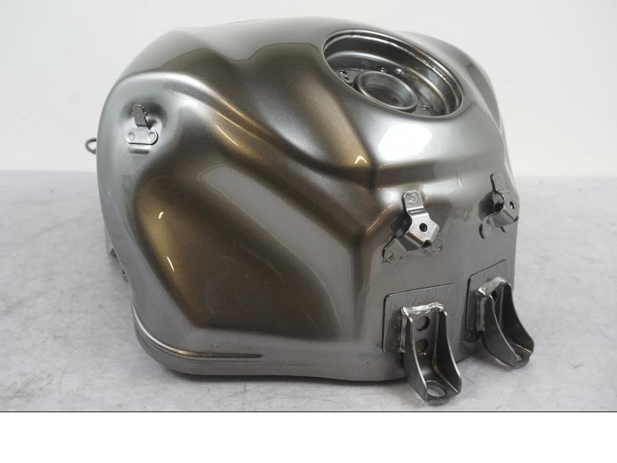 Höger sida på Bensintank från en Kawasaki Z 900 -2023 motorcykel.