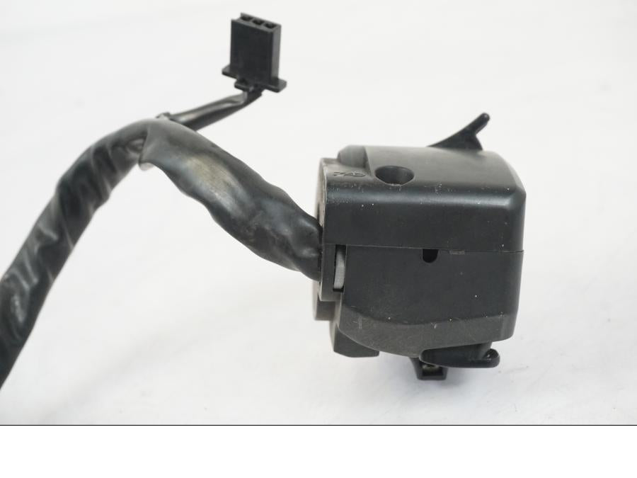 Snett nerifrån på Styrelreglage från en Kawasaki ER-6F -2010 motorcykel.