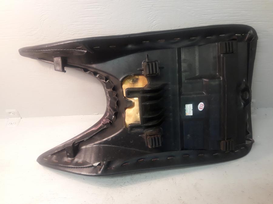 Snett uppifrån på Sadel från en Honda CBR 125 R -2008 motorcykel.