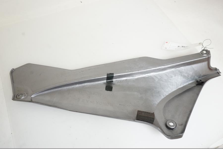 Snett nerifrån på Sidopanel från en Honda ST 1300 -2002 motorcykel.