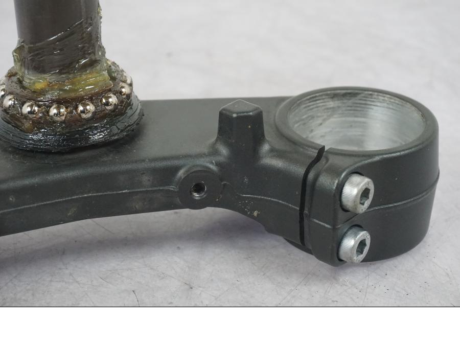 Snett nerifrån på Gaffelkrona från en Yamaha MT-09 -2016 motorcykel.