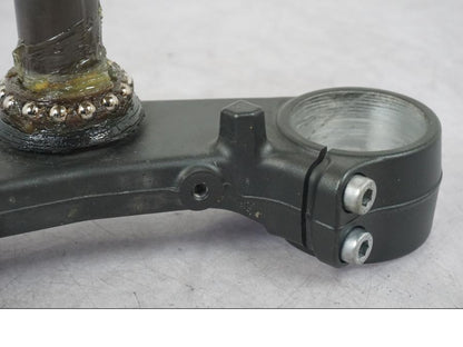 Snett nerifrån på Gaffelkrona från en Yamaha MT-09 -2016 motorcykel.