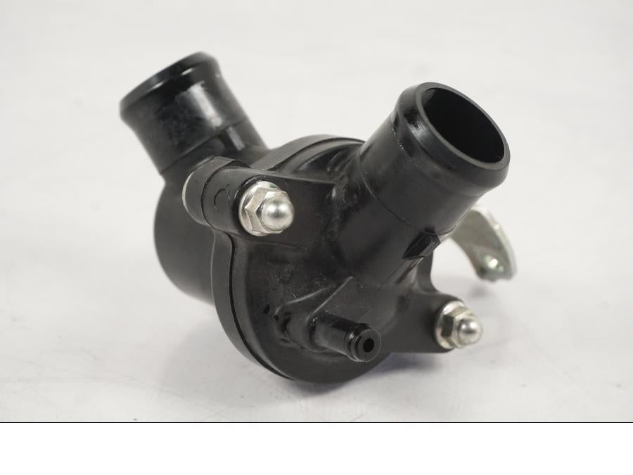 Baksidan på Vattentermostathus från en Yamaha YZF 1000 R1 -2007 motorcykel.