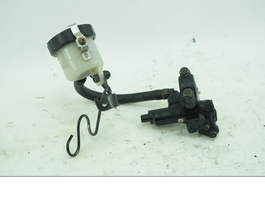 Baksidan på Bromshuvudcylinder från en Yamaha TRX 850 -1996 motorcykel.