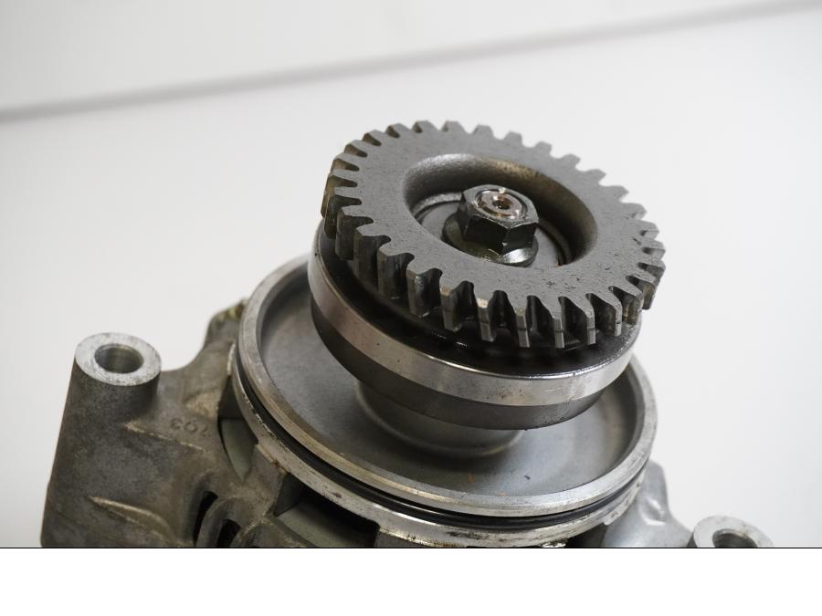 Baksidan på Generator från en Suzuki GSX 600 F -2000 motorcykel.