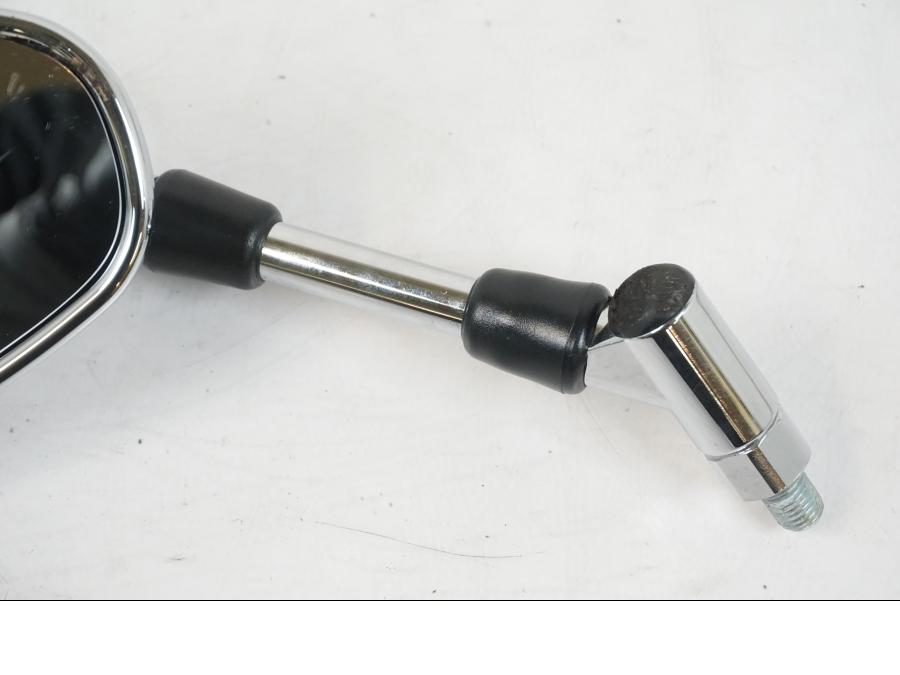 Snett uppifrån på Backspegel från en Suzuki VZR 1800 -2009 motorcykel.