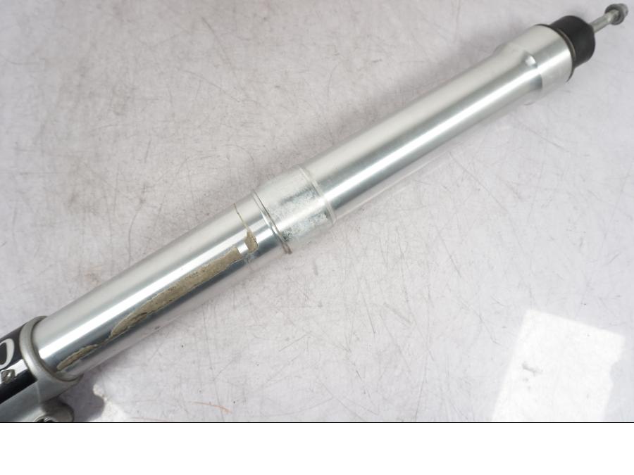 Vänster sida på Gaffelben från en BMW R 1200 GS -2005 motorcykel.