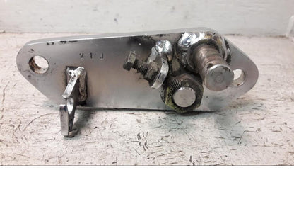 Baksidan på Fotpinnefäste från en Suzuki LS 650 -2002 motorcykel.