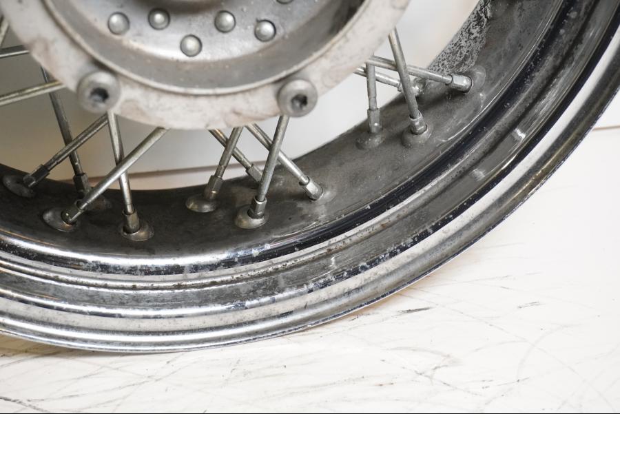 Höger sida på Fälg från en Yamaha XVS 1100 -2000 motorcykel.