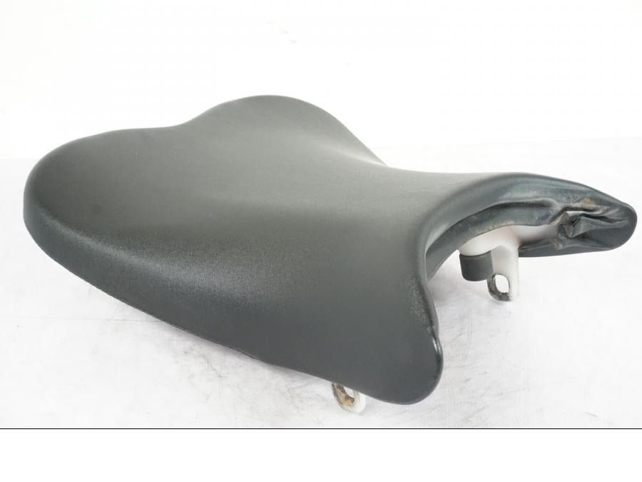 Höger sida på Sadel från en Suzuki GSX-R 750 -2007 motorcykel.