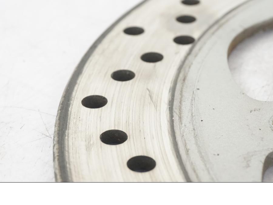 Snett uppifrån på Bromsskiva från en Honda CBR 1000 F -1989 motorcykel.