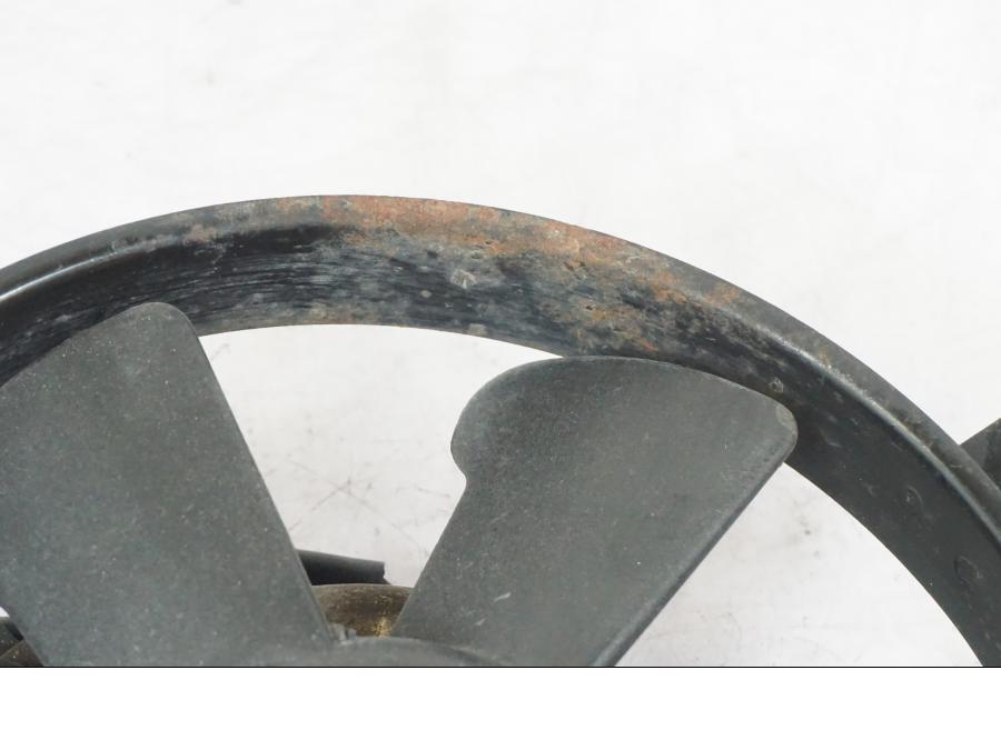 Baksidan på Vattenkylfläkt från en Honda NT 650 V -2002 motorcykel.