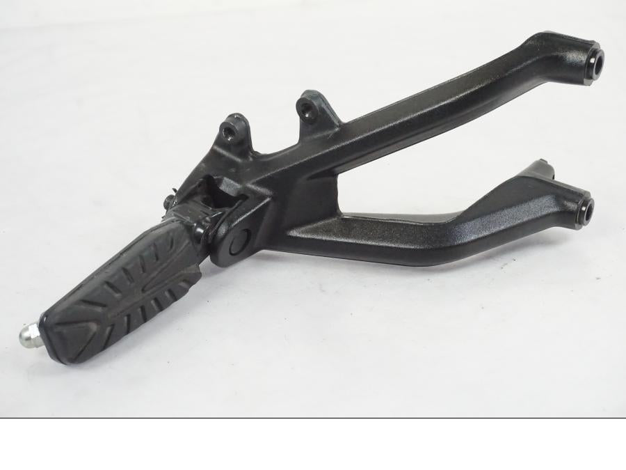 Framsidan på Fotpinne från en KTM 390 Adventure -2021 motorcykel.