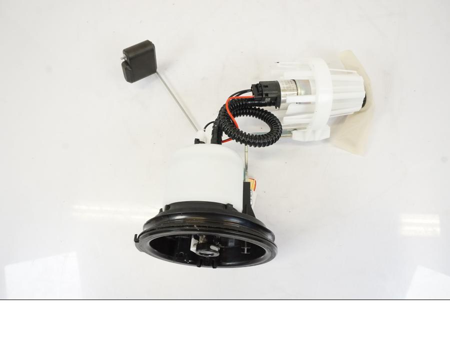 Snett nerifrån på Bensinpump insprut från en BMW R 1250 GS -2019 motorcykel.