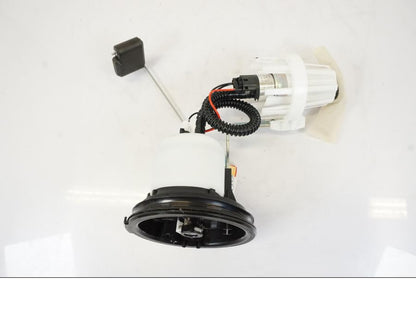 Snett nerifrån på Bensinpump insprut från en BMW R 1250 GS -2019 motorcykel.