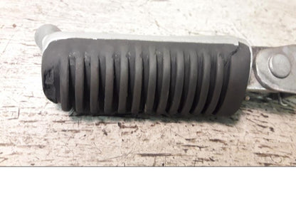 Baksidan på Fotpinne från en Yamaha FZ-S 600 -2000 motorcykel.