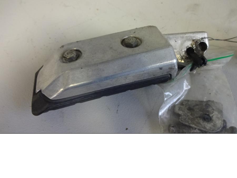 Vänster sida på Fotpinne från en Honda XL 1000 V -2008 motorcykel.