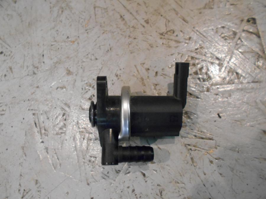 Framsidan på Luftventil från en BMW K 1300 R -2009 motorcykel.