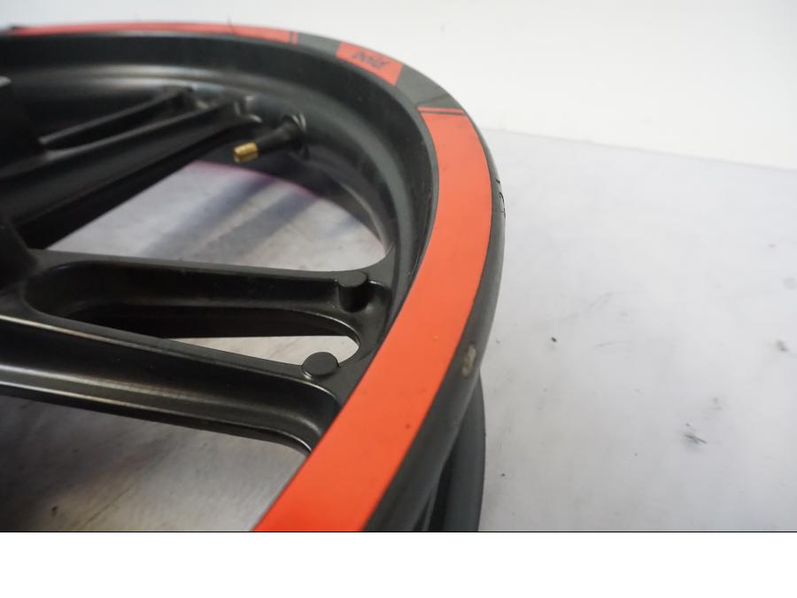 Snett uppifrån på Fälg från en Yamaha YZF-R 125 -2008 motorcykel.