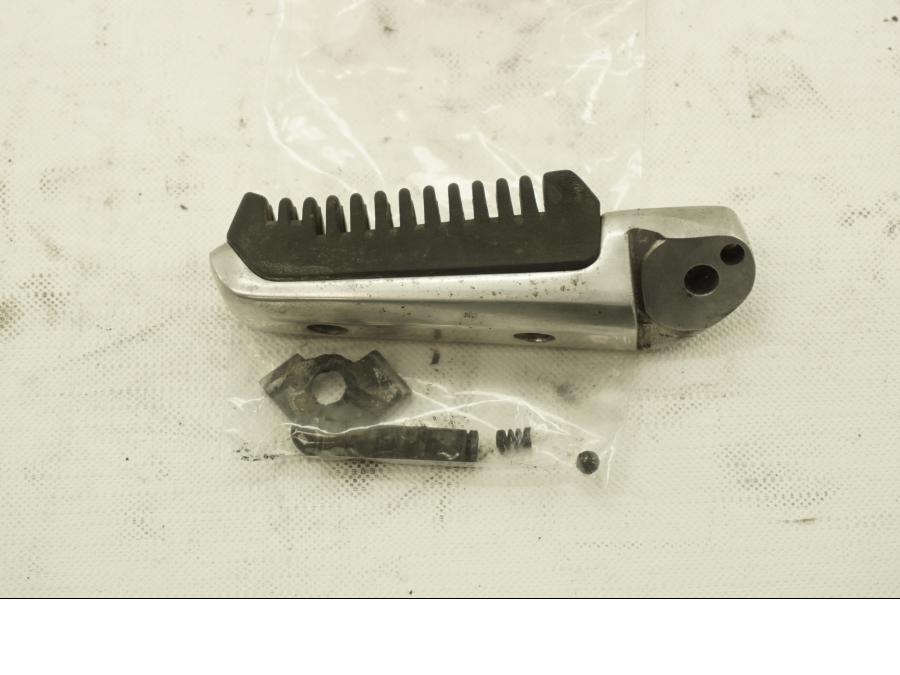 Framsidan på Fotpinne från en Suzuki DL 1000 -2005 motorcykel.