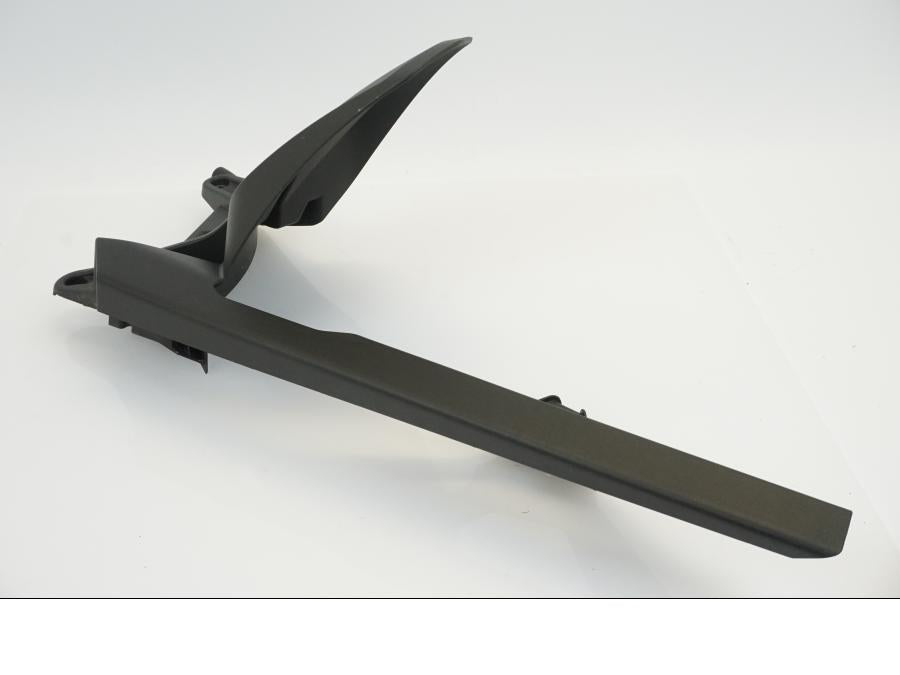 Höger sida på Kedjeskydd från en KTM 1290 Super Duke -2020 motorcykel.