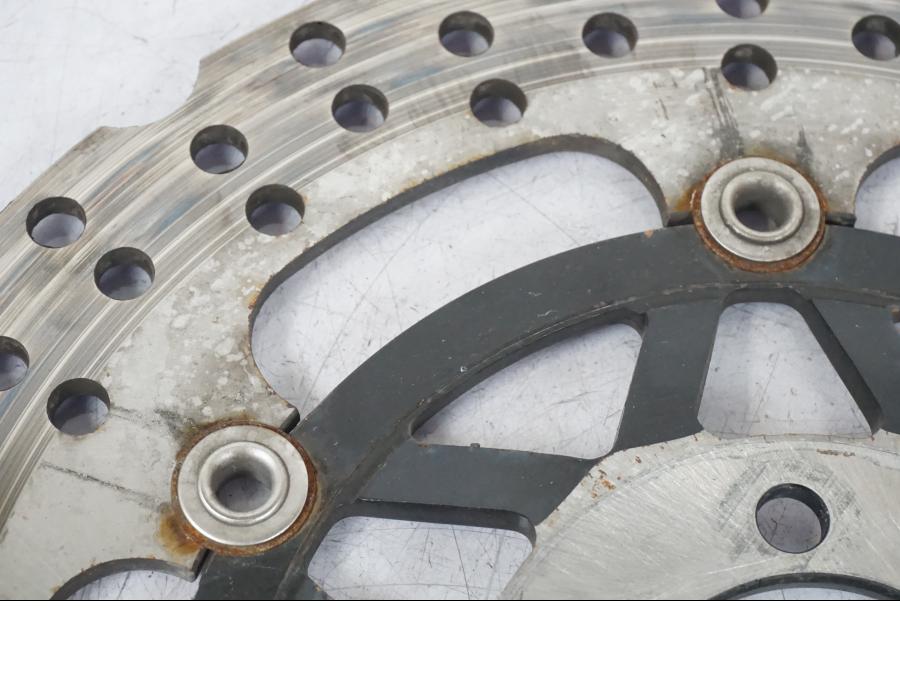 Snett nerifrån på Bromsskiva från en Kawasaki ZX-12R -2000 motorcykel.