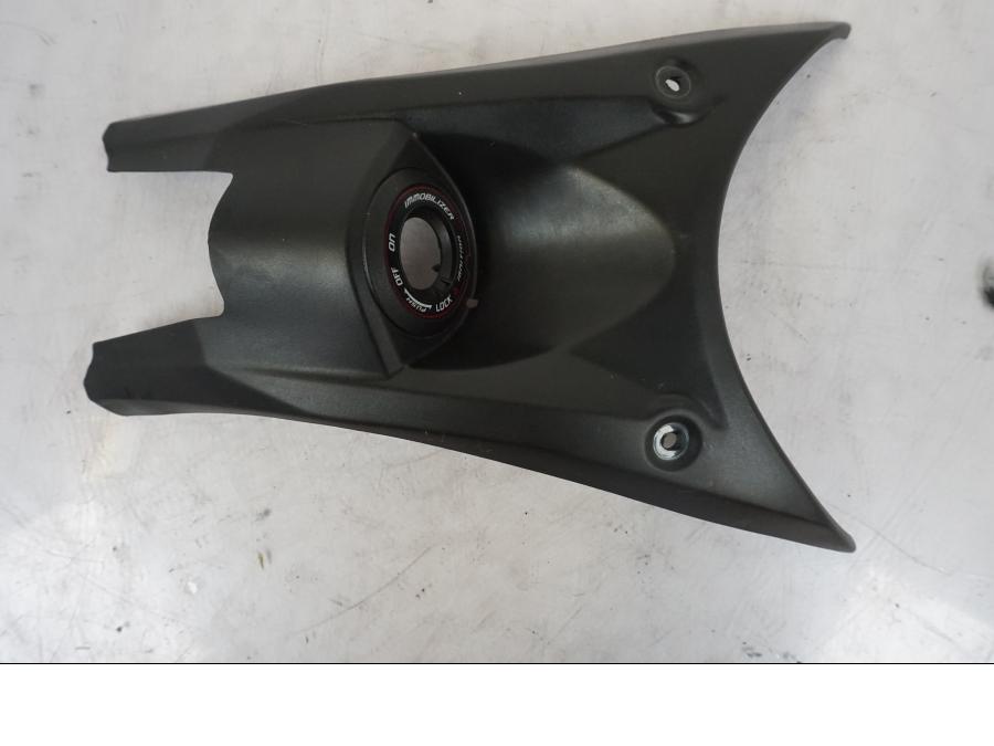 Snett nerifrån på Tändningslåskåpa från en Kawasaki Z 800 -2014 motorcykel.