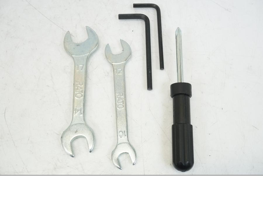 Höger sida på Verktyg från en Kawasaki NINJA 400 -2020 motorcykel.