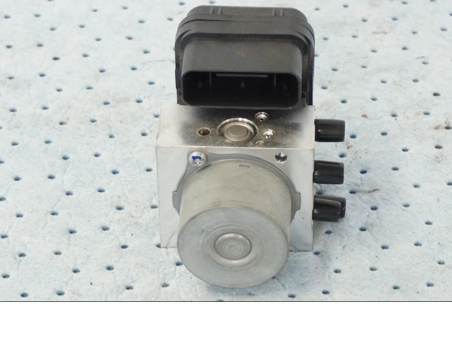 Baksidan på ABS Modulator från en Yamaha X-Max 250 -2016 scooter.