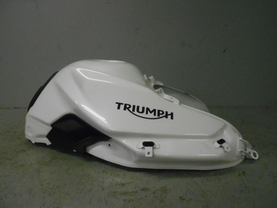 Framsidan på Bensintank från en Triumph Tiger 800 -2016 motorcykel.