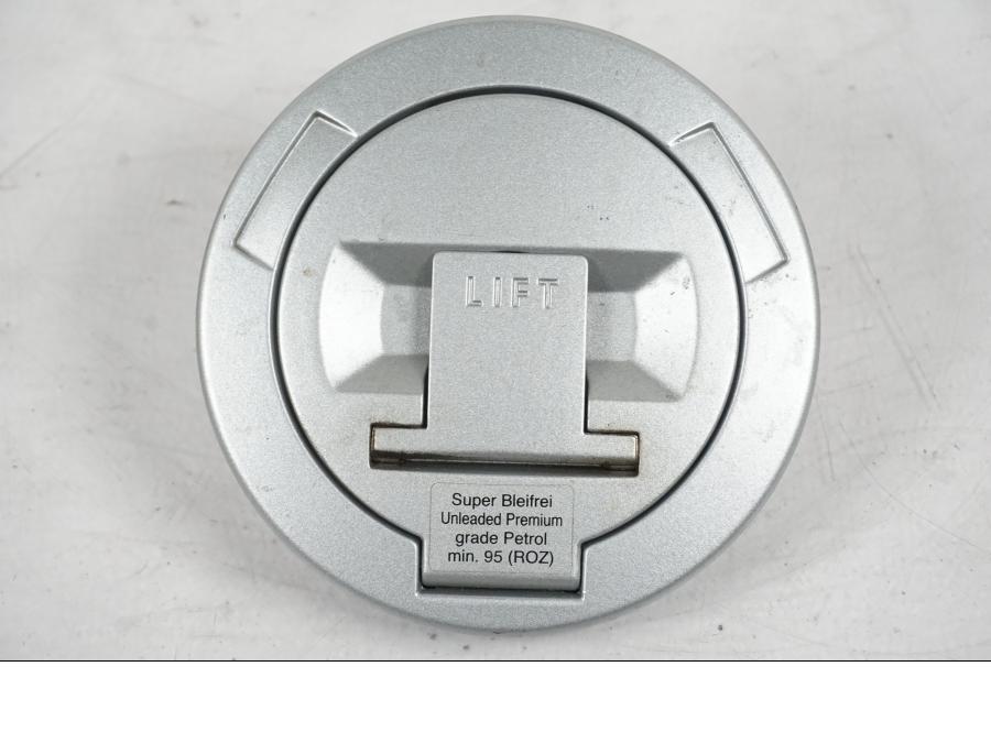 Extrabild1 på <p>Låssats från BMW F 800 R 2010.</p>

<p>Tändningslås med antenn lite ful i ena fästet, tanklock, sadellås och 1st nyckel.</p> motorcykel.