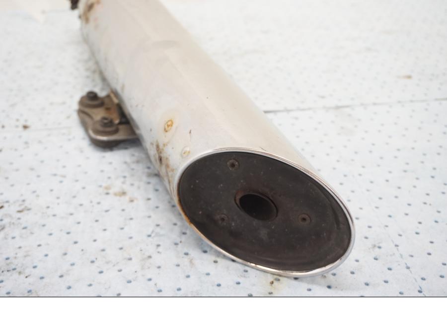 Snett uppifrån på Ljuddämpare från en Kawasaki EN 500 -1999 motorcykel.